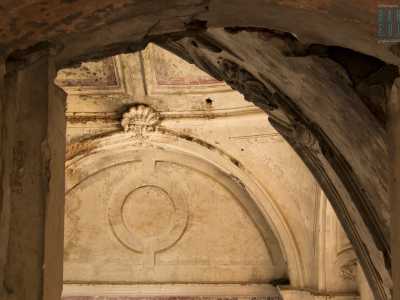 Fin qui nulla di sorprendente, ma a un certo punto scorgiamo un varco nel muro che ci permette di porre lo sguardo all�interno della cappella